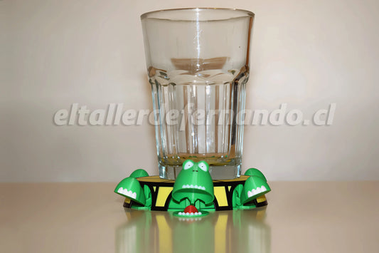 TORTUGA2v2 - El Taller de Fernando Canguro de apoyo emocional viral en Instagram, figura decorativa viajera sosteniendo un ticket de avión. Diseño exclusivo de El Taller de Fernando.