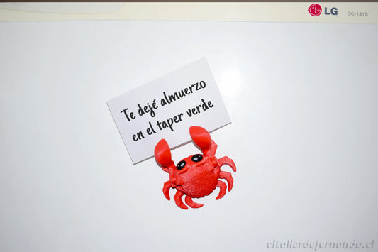 cangrejo_para_refrigerador_iman_imantado_para_notas_2025_2026_2027_y_2028 - El Taller de Fernando Canguro de apoyo emocional viral en Instagram, figura decorativa viajera sosteniendo un ticket de avión. Diseño exclusivo de El Taller de Fernando.