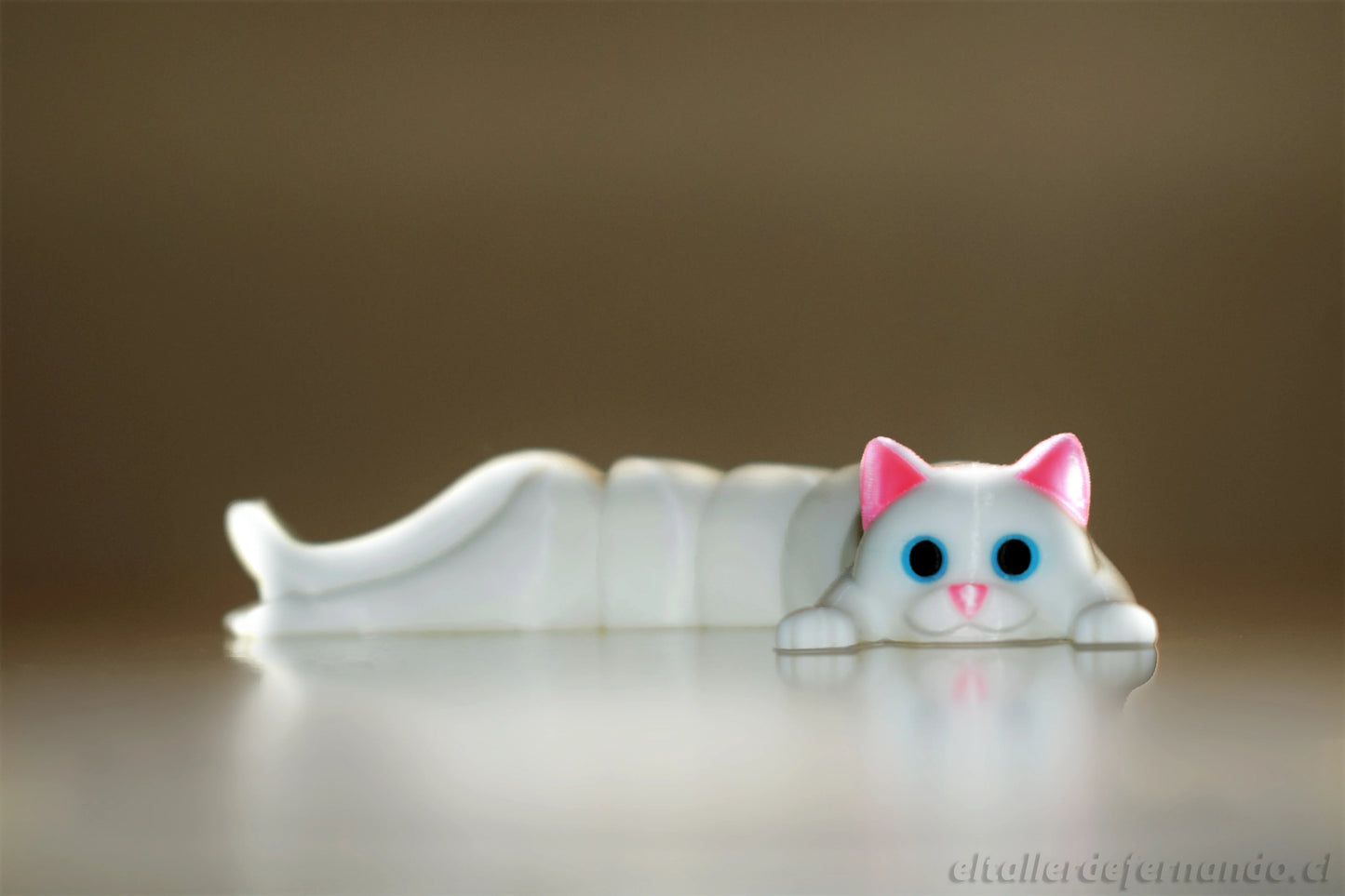 gatito_blanco_articulado_2025 - El Taller de Fernando Canguro de apoyo emocional viral en Instagram, figura decorativa viajera sosteniendo un ticket de avión. Diseño exclusivo de El Taller de Fernando.