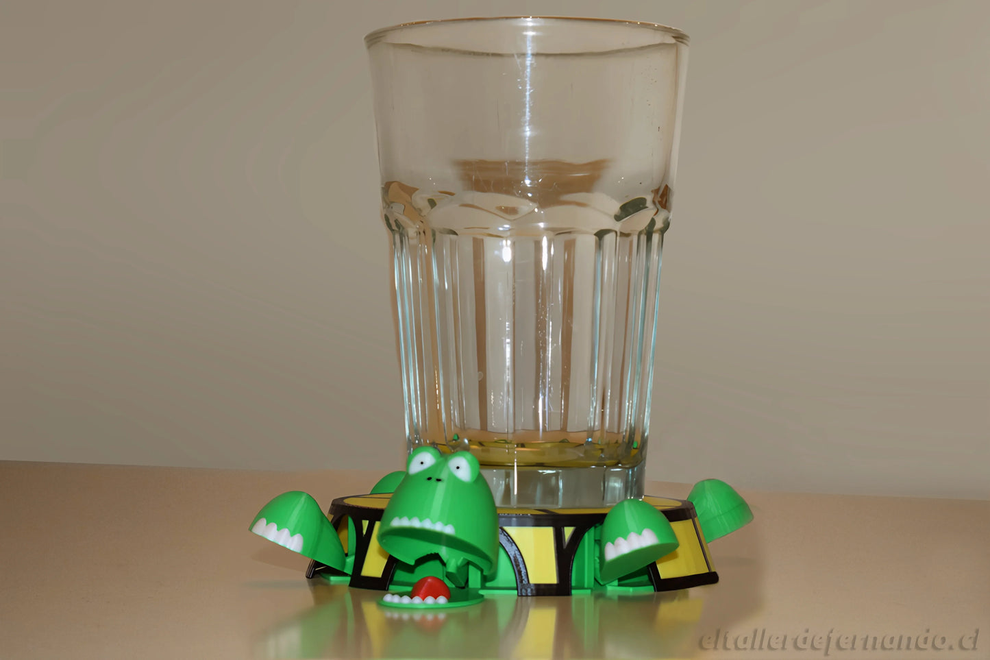 tortuga_de_lado_posavasos_con_vaso_2025 - El Taller de Fernando Canguro de apoyo emocional viral en Instagram, figura decorativa viajera sosteniendo un ticket de avión. Diseño exclusivo de El Taller de Fernando.