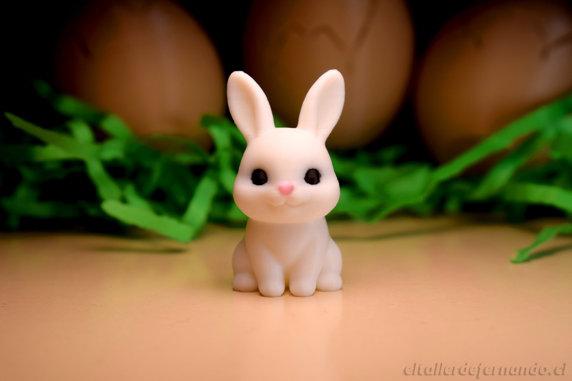 conejo_miniatura_el_taller_de_fernando_huevos_sorpresa_pascua - El Taller de Fernando Canguro de apoyo emocional viral en Instagram, figura decorativa viajera sosteniendo un ticket de avión. Diseño exclusivo de El Taller de Fernando.