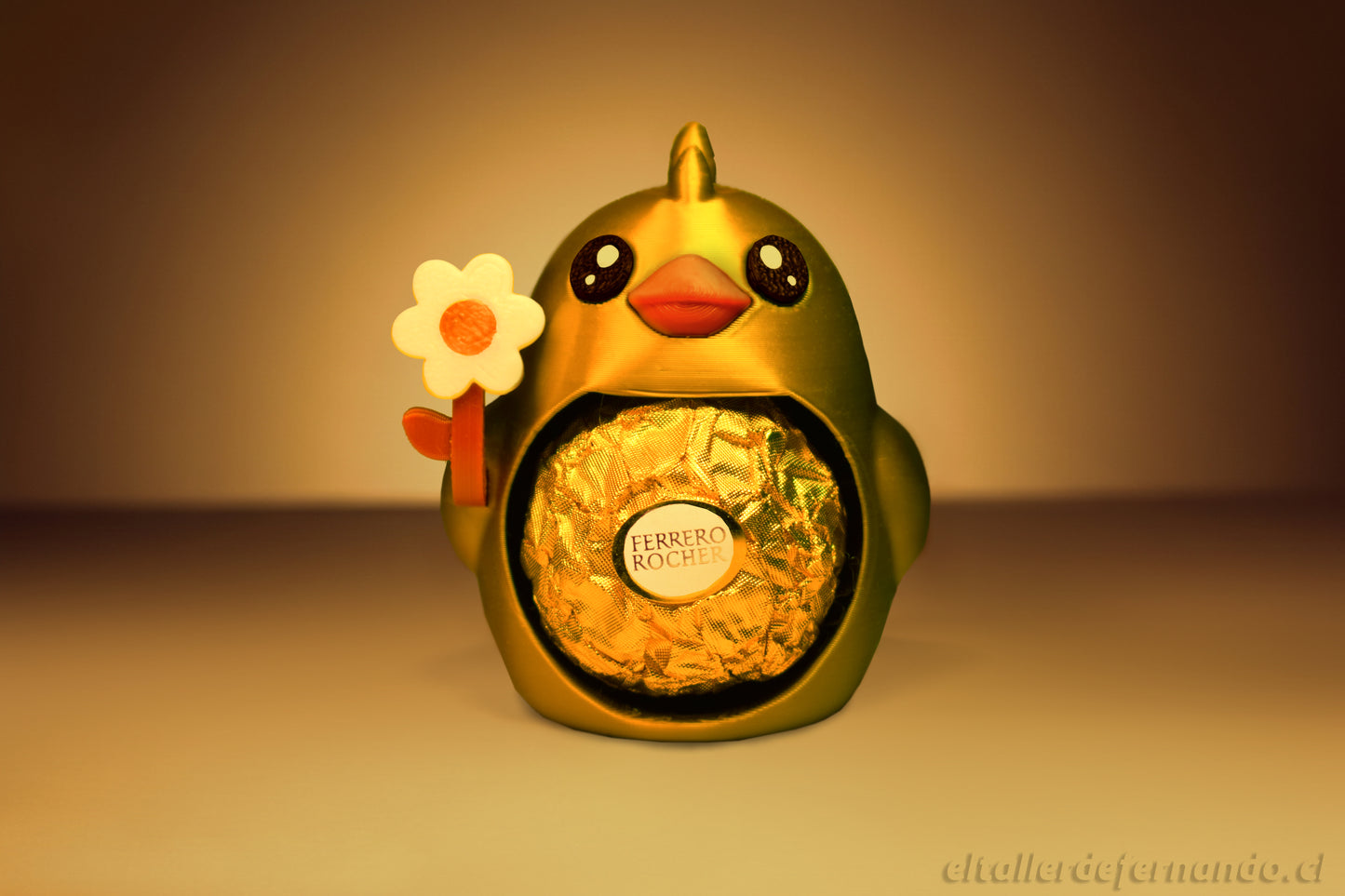 pollito_sorpresa_dorado_ferrero_poller_el_taller_de_fernando - El Taller de Fernando Canguro de apoyo emocional viral en Instagram, figura decorativa viajera sosteniendo un ticket de avión. Diseño exclusivo de El Taller de Fernando.