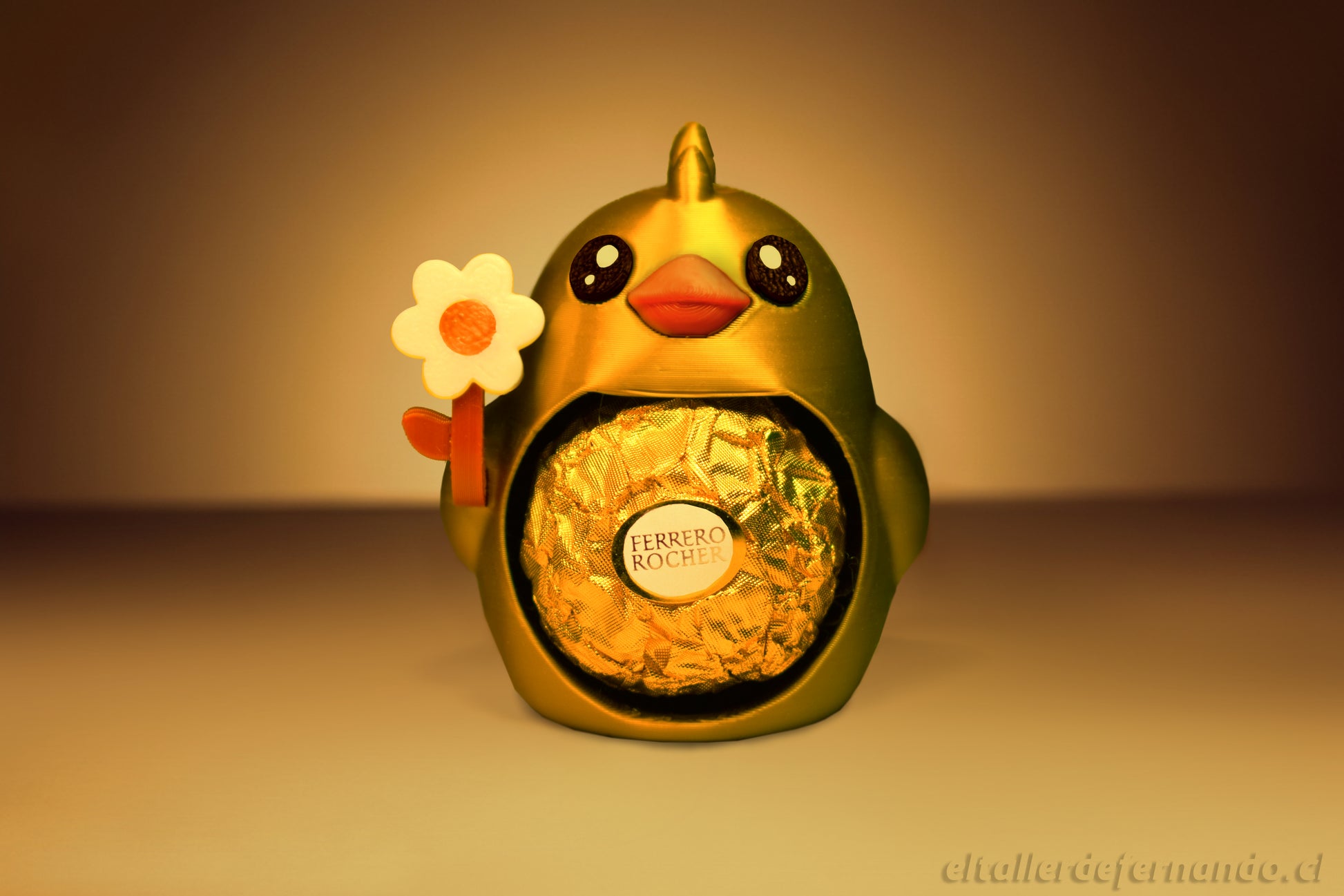 pollito_sorpresa_dorado_ferrero_poller_el_taller_de_fernando - El Taller de Fernando Canguro de apoyo emocional viral en Instagram, figura decorativa viajera sosteniendo un ticket de avión. Diseño exclusivo de El Taller de Fernando.
